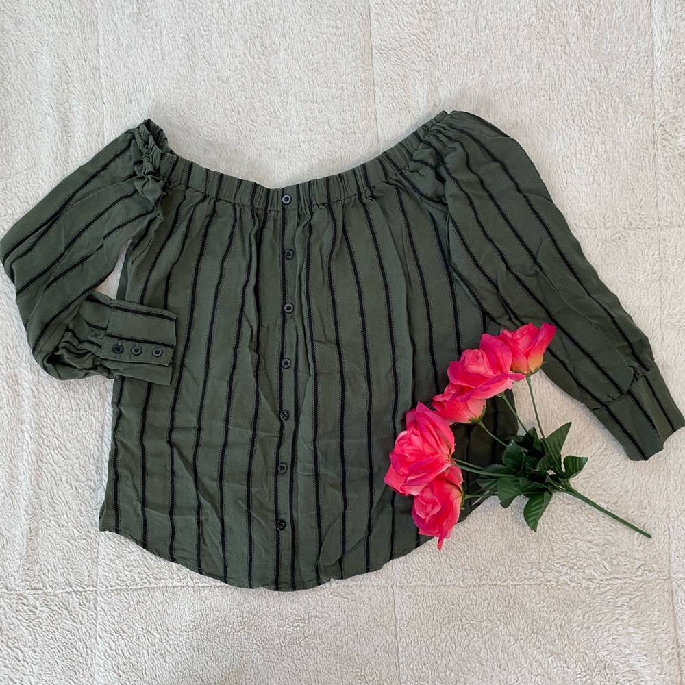 Green & black striped off-the-shouler top 🍃